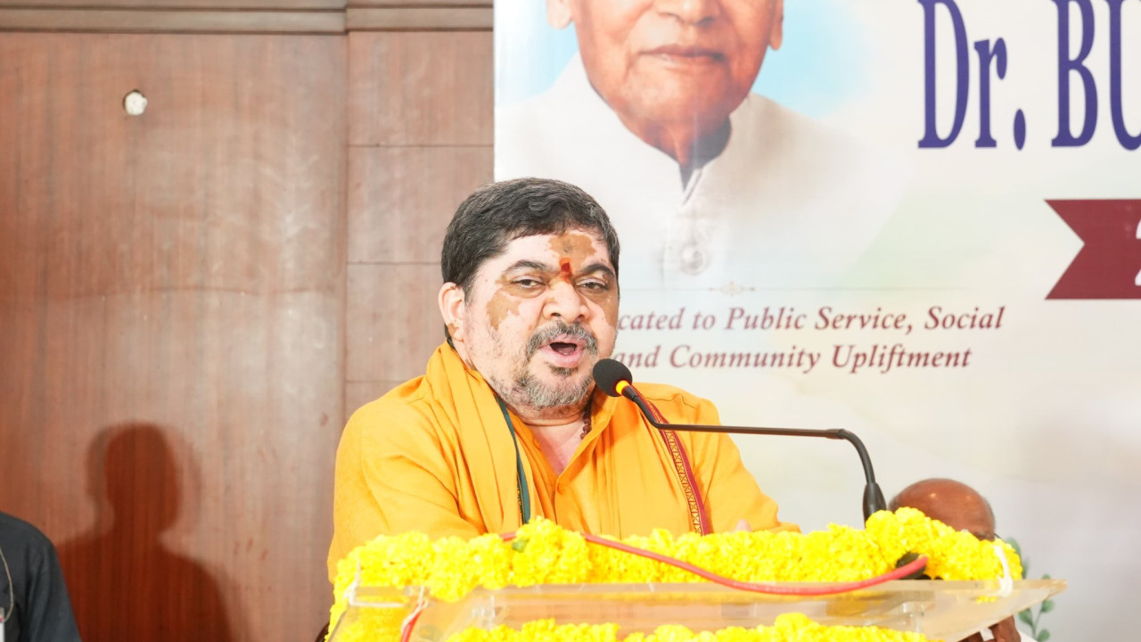Minister Ponnam Prabhakar receives SSR notice for father name correction