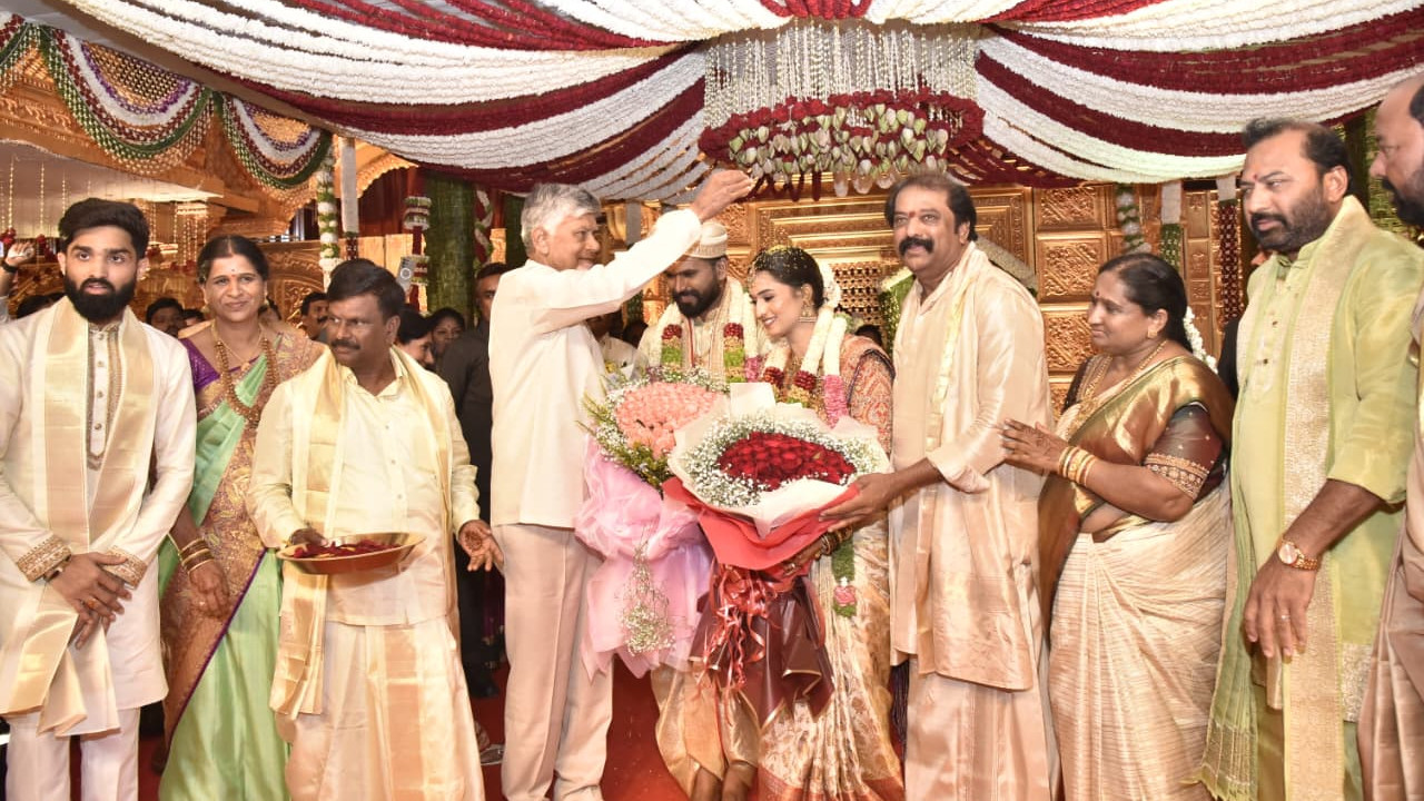 Chandrababu Naidu attends Guntakal MLA Gummanuru Jayaram daughter wedding