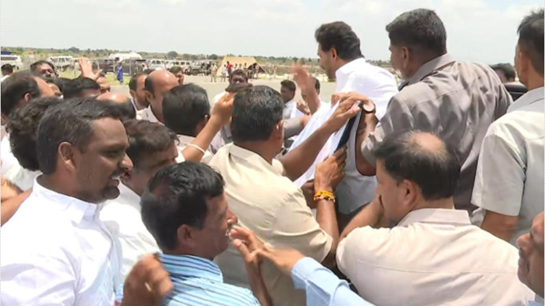 YS Jagan Mohan Reddy receives grand welcome from YSRCP cadres in Pulivendula