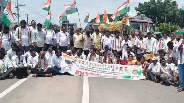Rahul Gandhi FIR should be cancelled immediately Congress massive protest at Warangal Crossroad