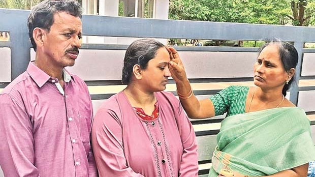 Sirivuri Balaramya returns to Hinduism after husband forced religious conversion at Kakinada SP office