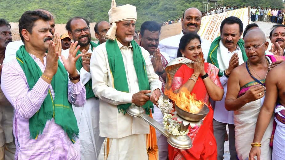 Chandrababu Naidu performs Jala Harathi and prostrates to Godavari waters photos here