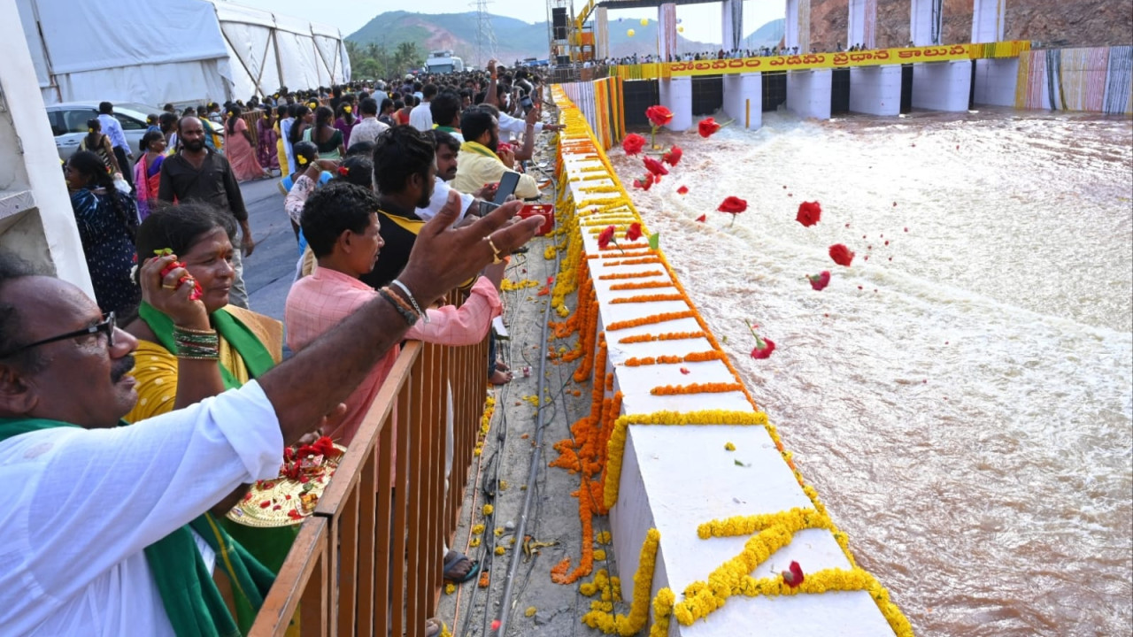 Chandrababu Naidu hailed by North Andhra farmers for bringing Godavari waters to Payakaraopeta