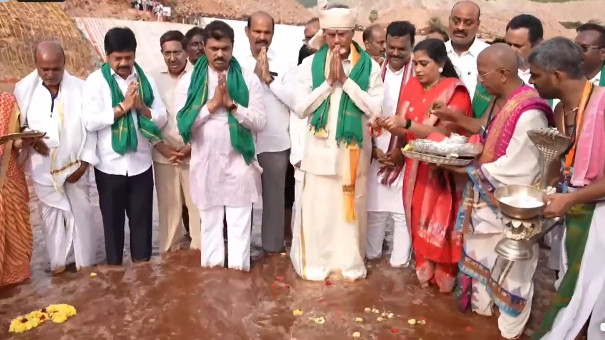 Godavari water touches North Andhra as CM Chandrababu Naidu performs Jalaharati at Payakaraopeta