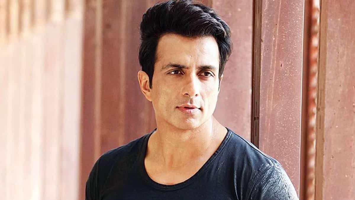 Sonu Sood cool reply to Ajit Anjum criticism