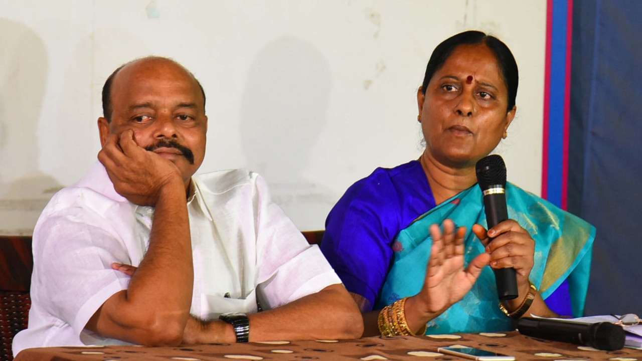 Konda Surekha political journey sacrificed post for YS and now facing threat in Revanth government