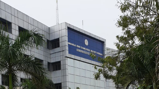 Severe clash between students in Hyderabad JNTU attacks with sticks
