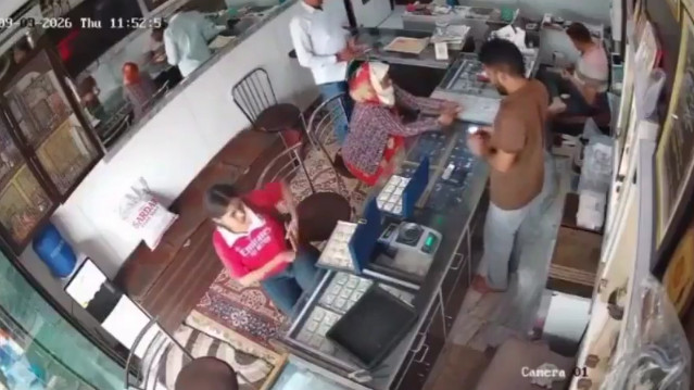 Woman poses as customer and flees with 20 lakh jewelry box the reason will surprise you