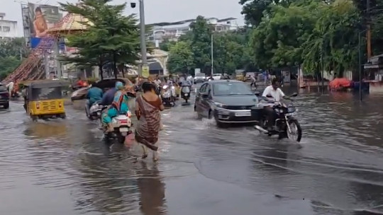 Rajahmundry heavy rain causes severe waterlogging on roads