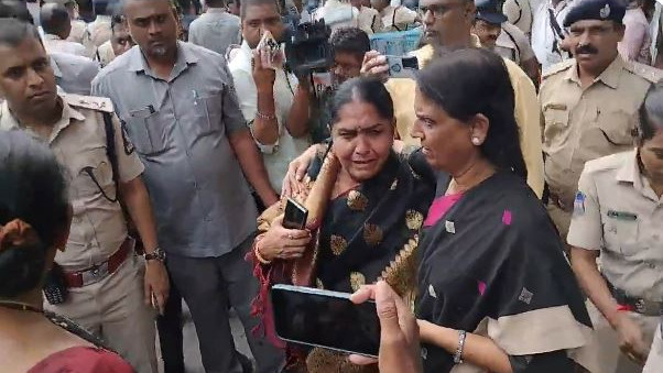 Sunitha Laxma Reddy in tears as saree pulled at Telangana Assembly gate