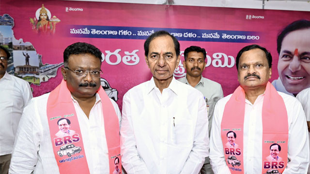 K Chandrashekar Rao hosts BRSLP meeting as Congress MLA makes surprise appearance