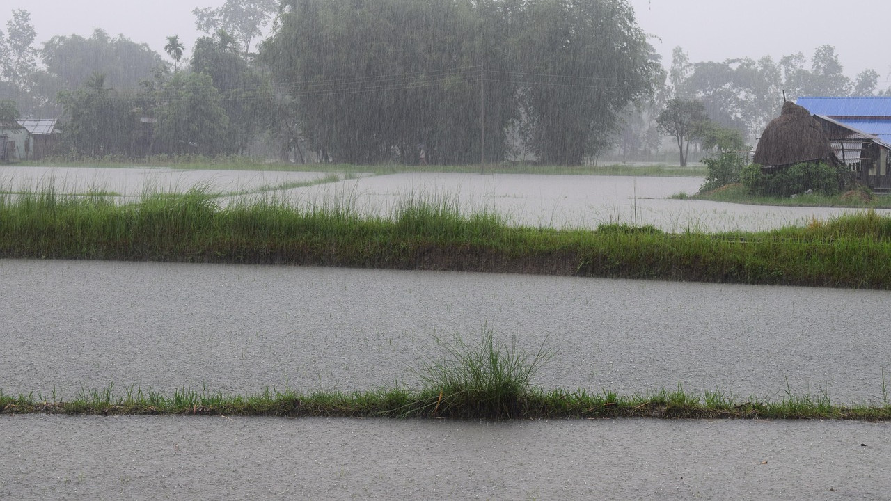 Heavy Rain in Bapatla District Chinaganjam Inundated