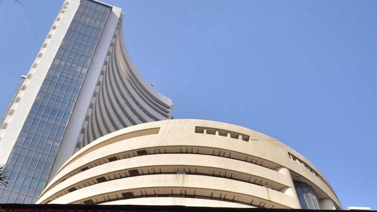 Sensex drops 555 points as oil prices surge