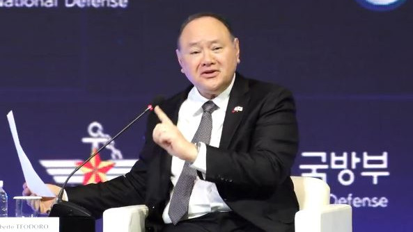 Philippines Minister handed Chinese note during speech followed by shocking incident