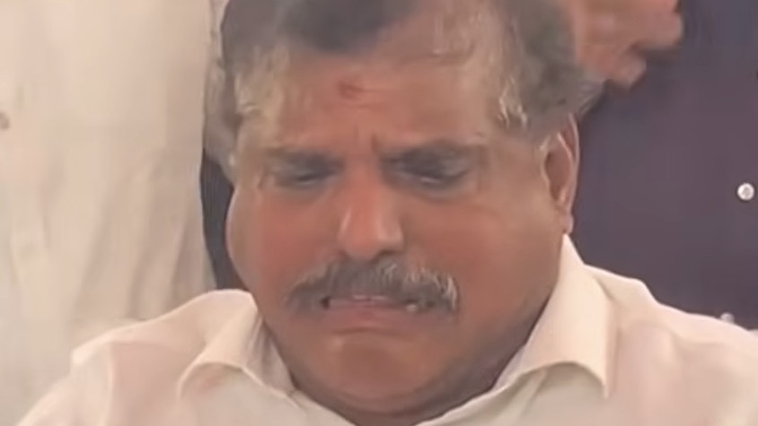 Botsa Satyanarayana breaks down in tears at Cheepurupalli meeting