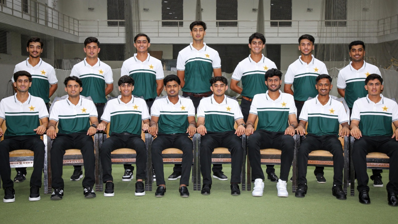 'You’ve got it wrong guys': UK's anti-immigrant protesters mistake Pakistan U19 cricket team for asylum seekers