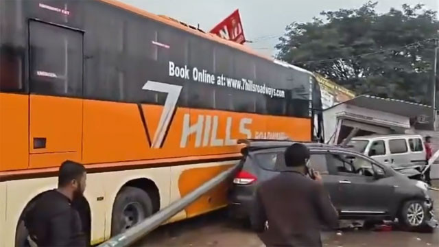 Shamshabad Travels Bus Accident One Dead