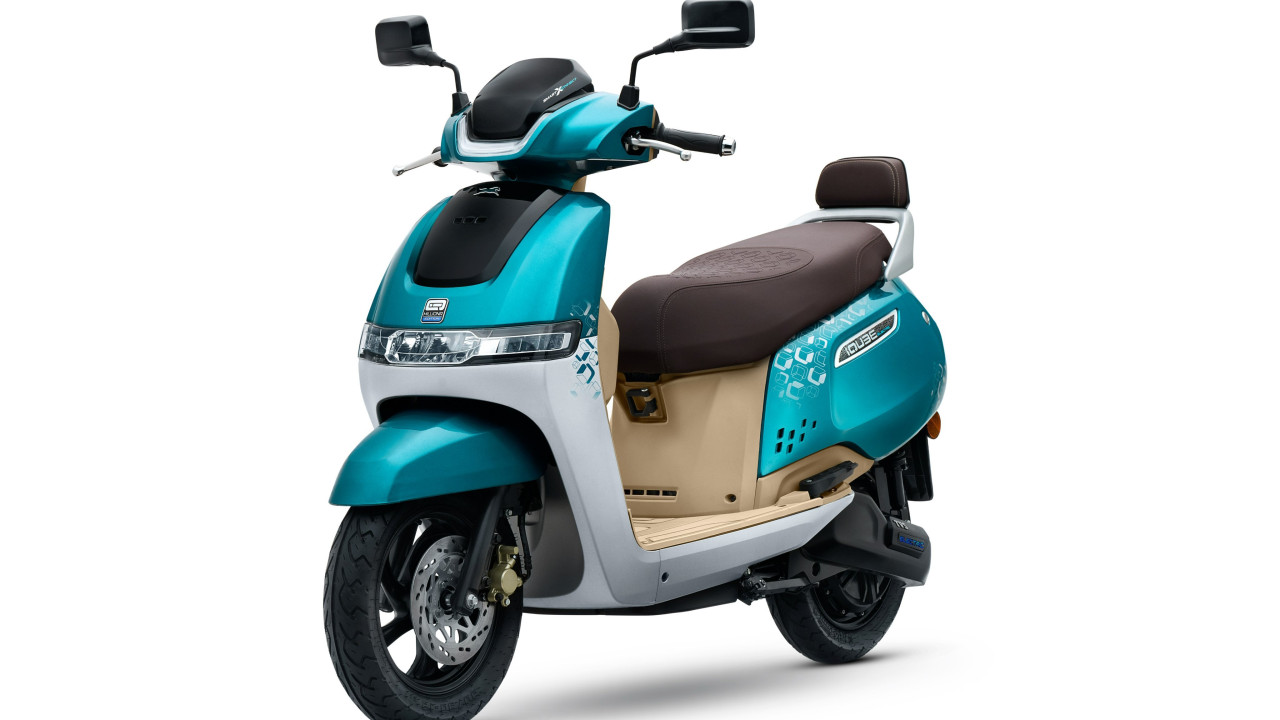 TVS iQube Special Edition records over 100 deliveries in Pune in a single day