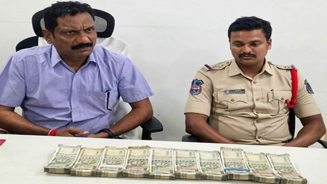 Keesara CI and SI caught red handed by ACB for taking bribe