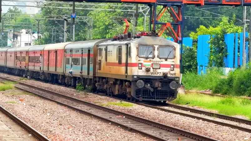 Sachkhand Express 33 hour journey and free food for passengers