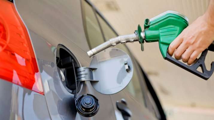 Petrol pump dealers warn no UPI payments above 2000 rupees cash only