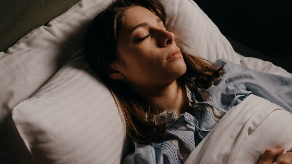 Does sleeping late at night lead to weight gain what the study says