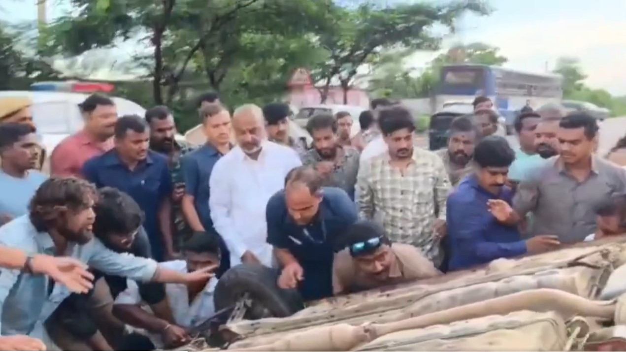 Bandi Sanjay Kumar shows humanity by stopping convoy to help road accident victims
