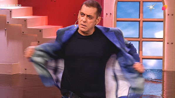 Salman Khan takes off clothes on Bigg Boss stage angry at trollers