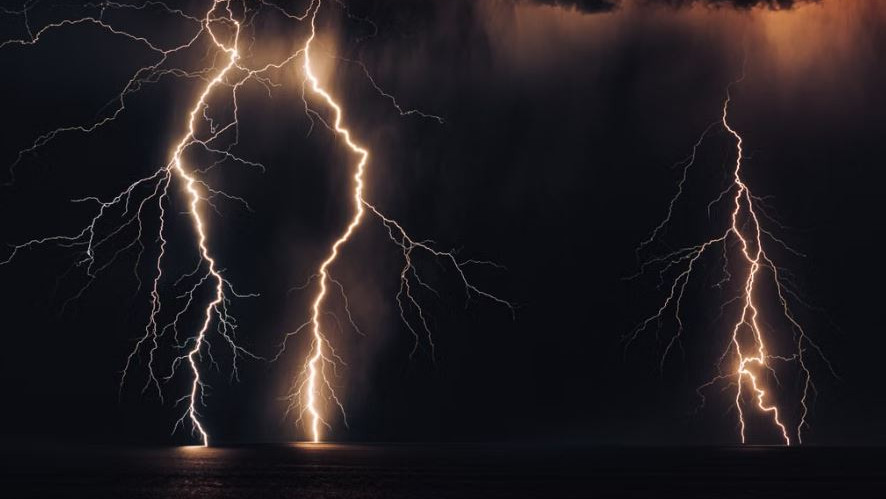 Mobile Phone in Pocket During Thunder and Lightning Will It Explode