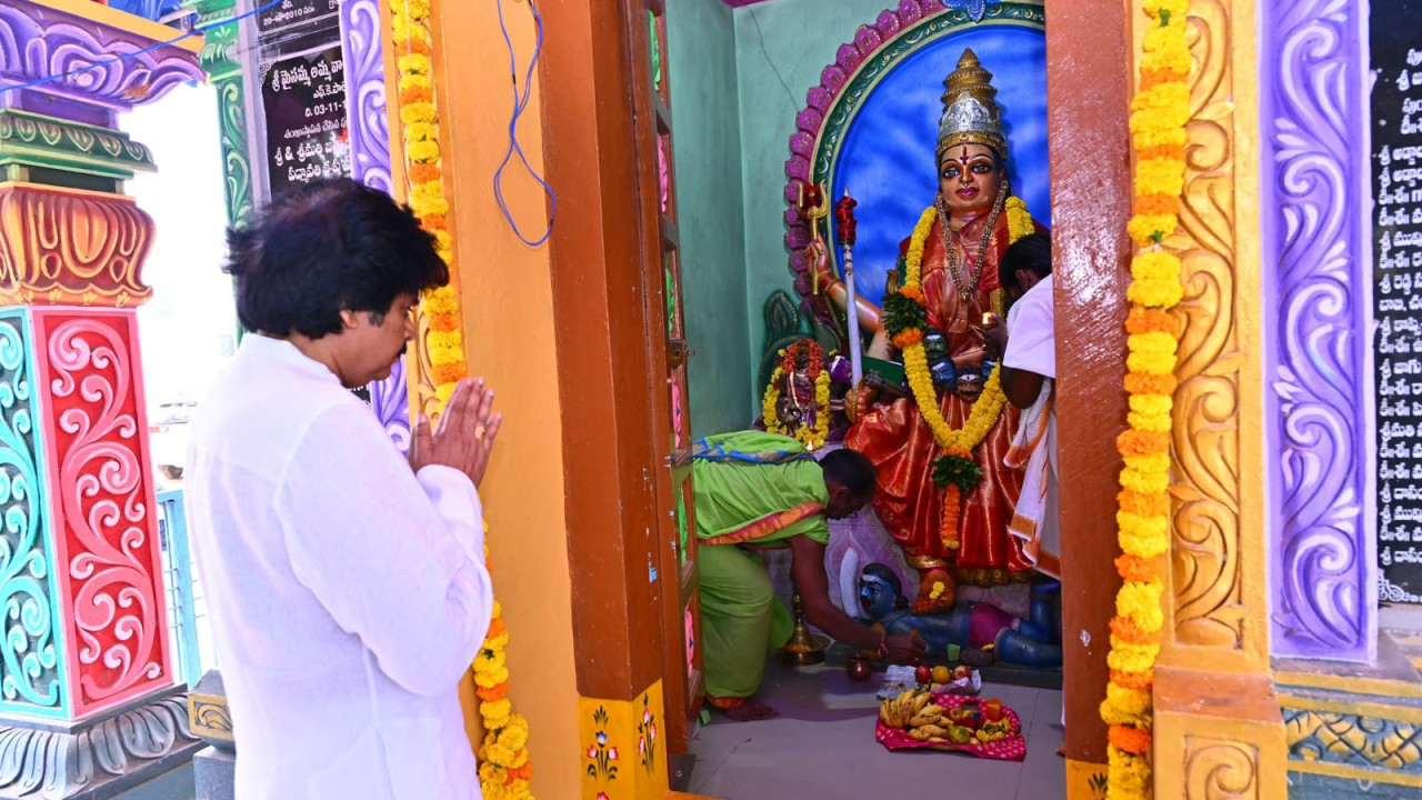 Pawan Kalyan offers silk clothes to Maisamma Goddess