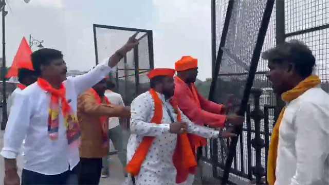 High tension at Tank Bund as Utsava Samithi clashes with police and removes barricades