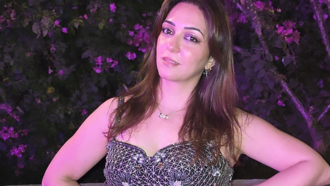 Nauheed Cyrusi Vande Bharat Train Food Review Sakhiya Heroine Video Viral