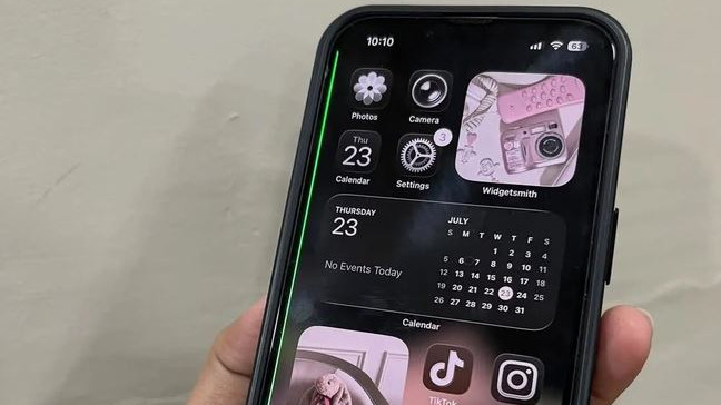 iPhone 18 Pro Display Green Lines Videos and Photos Viral