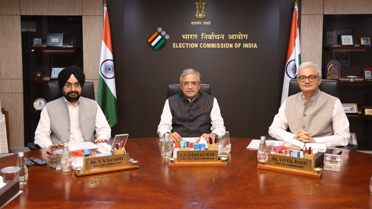 Election Commission dismisses rift rumors with press meet and group photo