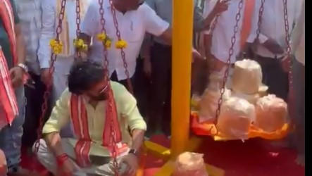Actor Nani visits Sammakka Sarakka and performs special prayers