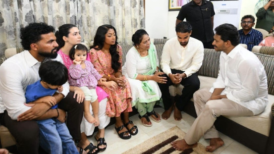 YS Jagan Mohan Reddy visits Kakumanu Rajasekhar family in Ongole