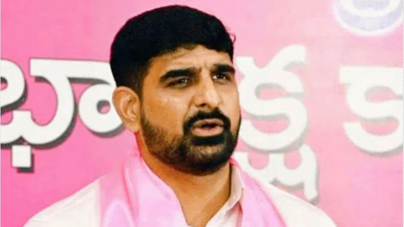 Padi Kaushik Reddy says Revanth is cutting ribbons for projects built by KCR