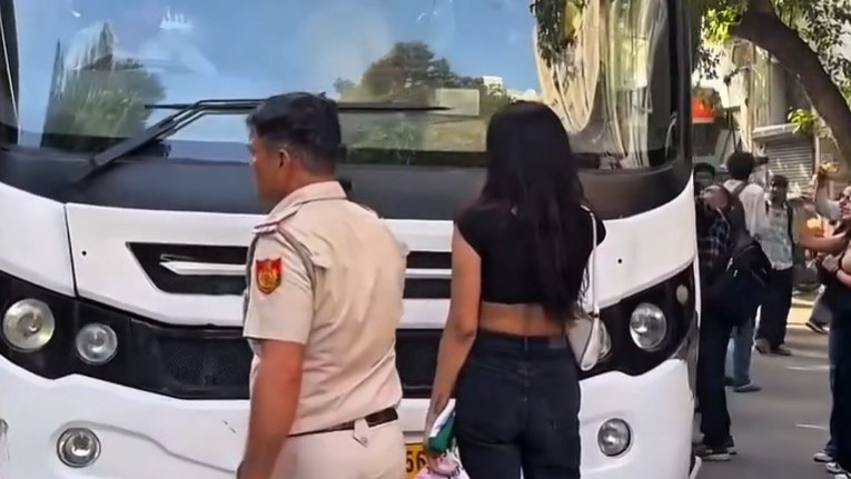 Woman blocks police bus at Jantar Mantar netizens remember Rhea Ahir
