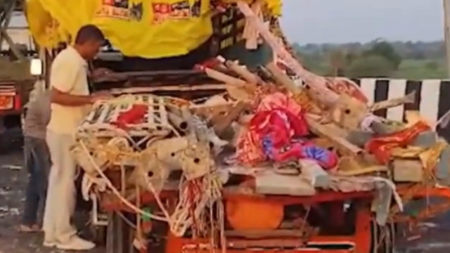 Maharashtra road accident seven devotees carrying Durga idol killed in tragic crash