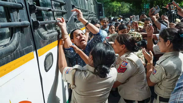 Delhi Police accused of sexual harassment by three female journalists at Jantar Mantar