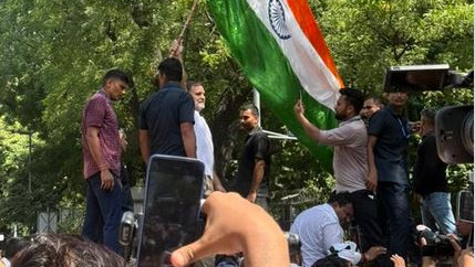 Rahul Gandhi climbs barricade high drama in front of Election Commission