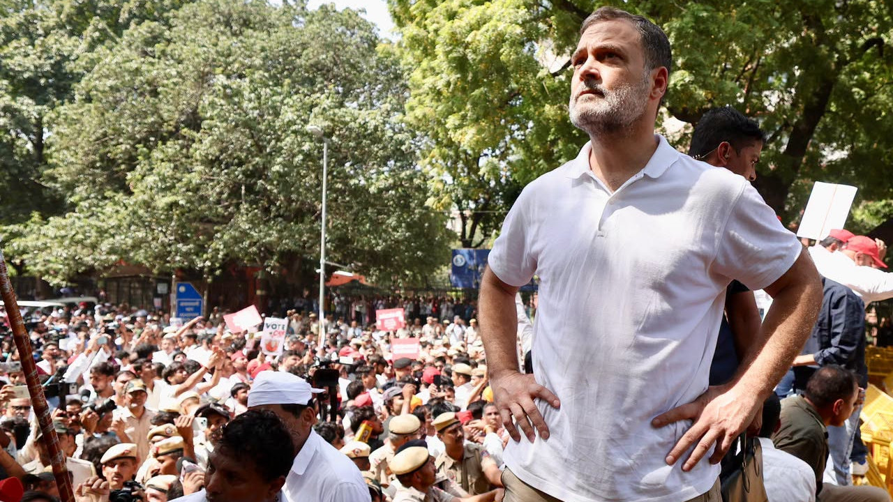 Rahul Gandhi and Priyanka Gandhi arrested tension at Delhi Akashvani Bhavan