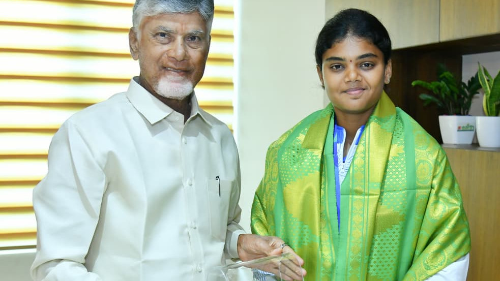 Chandrababu Naidu meets AP Asian Games winners