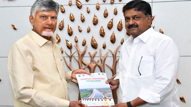 Chandrababu Naidu receives Uravakonda development report and gives key suggestions to MLAs