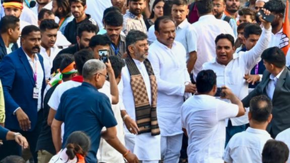 Is this the respect Rahul Gandhi gives to his own party CM BJP satires on DK pushing incident