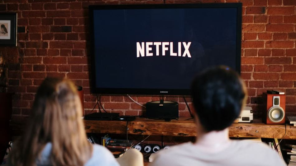 Netflix massive layoffs 1000 employees to lose jobs