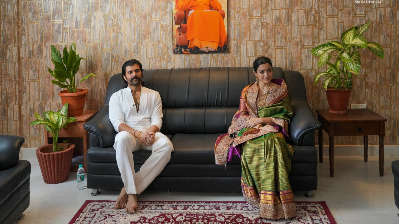 Vijay Deverakonda and Rashmika visit Prasanthi Nilayam ahead of Ranabali release