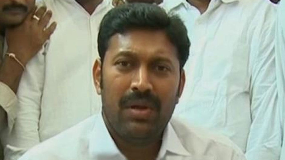 Pulivendula police serve notices to YS Avinash Reddy