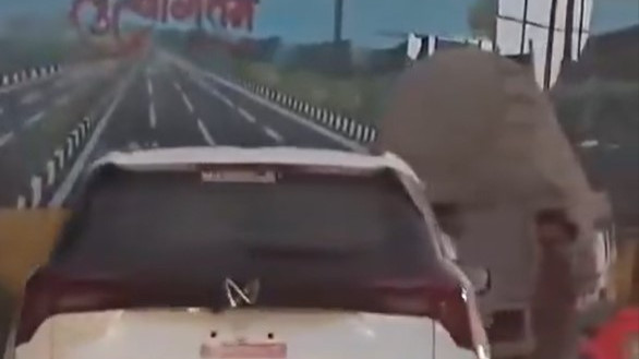 Delhi Dehradun Expressway accident due to hoarding resembling road