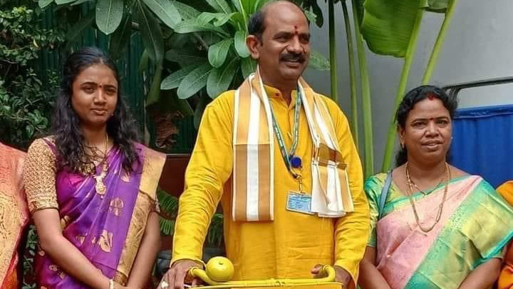 Kalisetti Appala Naidu performs special puja for his bicycle on Dasara